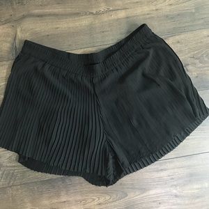 PLEATED BLACK SHORTS